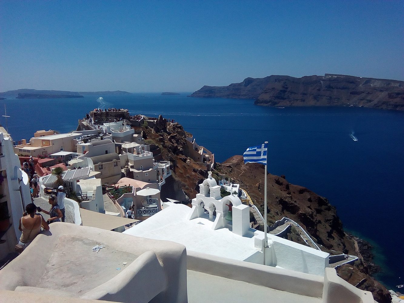 Casas blancas y mar en Santorini